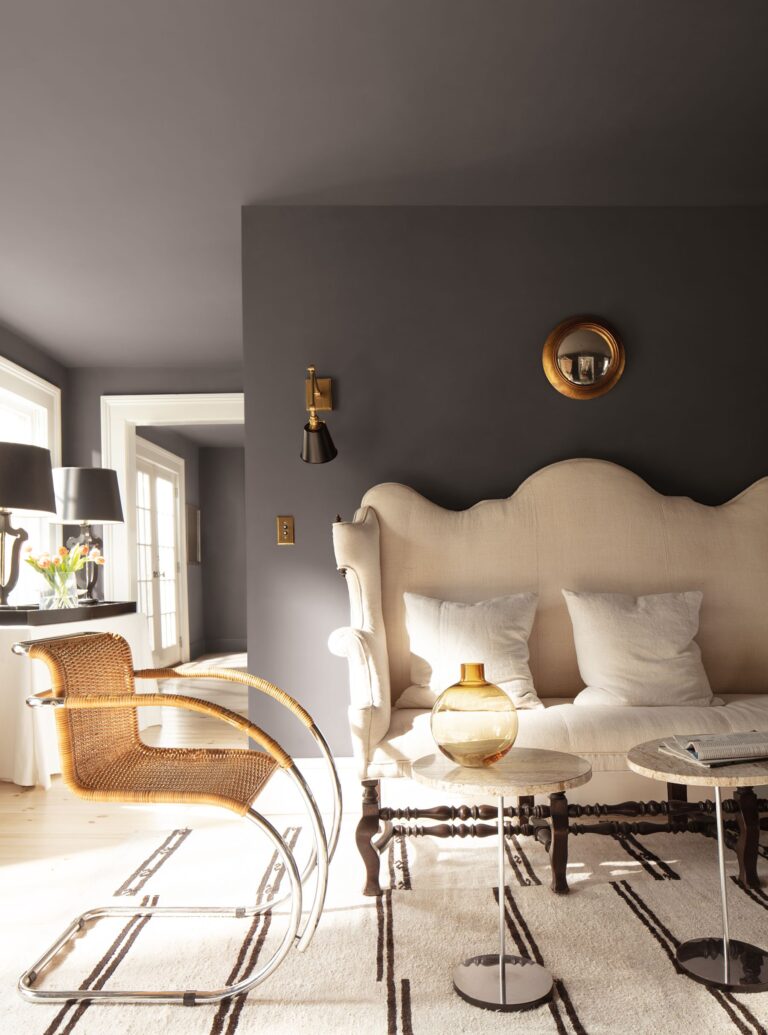 Sofa na tle ściany w odcieniu Silhouette AF-655
