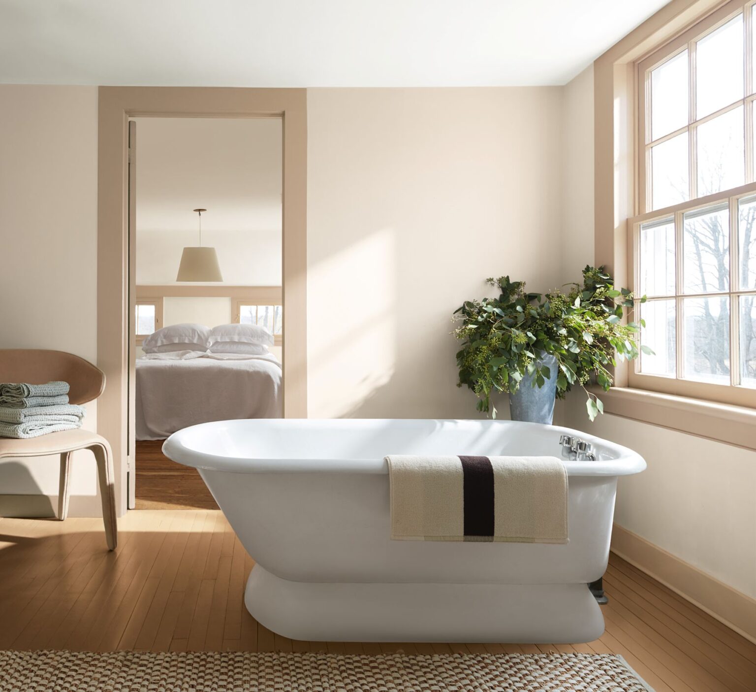 Jasna łazienka w odcieniu First Crush – farby Benjamin Moore
